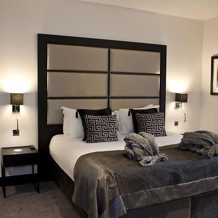 The Lodge At Kingswood Epsom Room photo