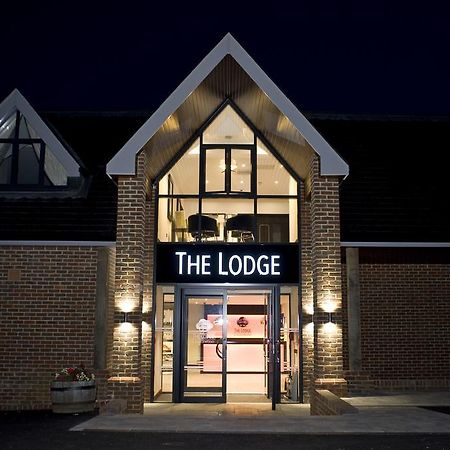 The Lodge At Kingswood Epsom Exterior photo