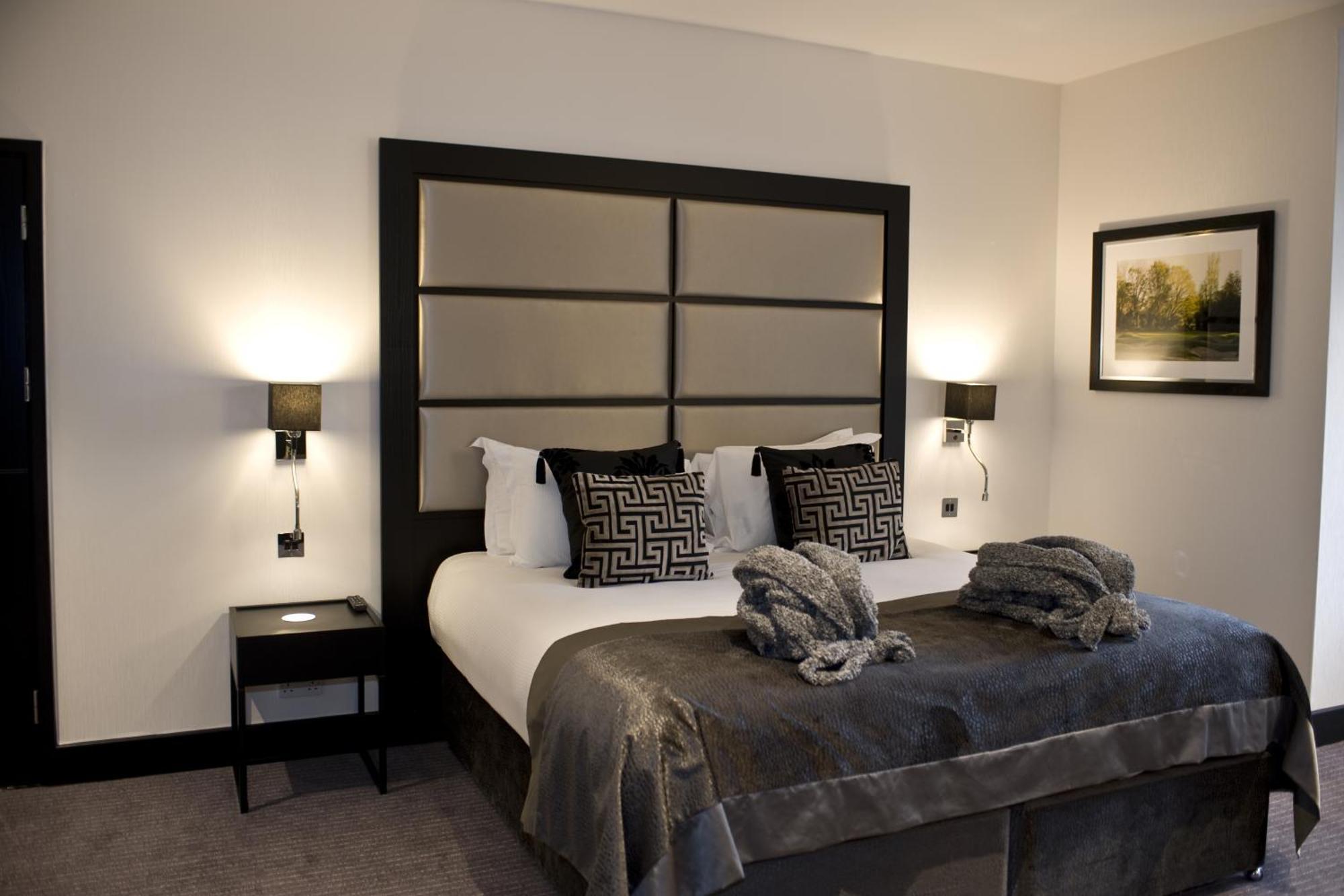 The Lodge At Kingswood Epsom Room photo