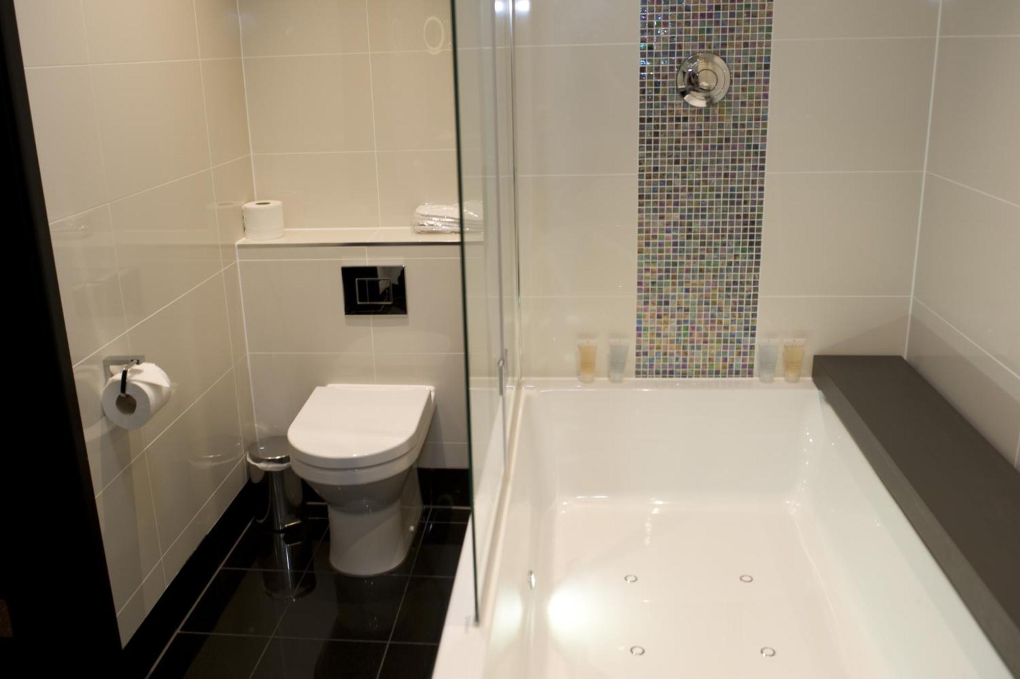 The Lodge At Kingswood Epsom Room photo