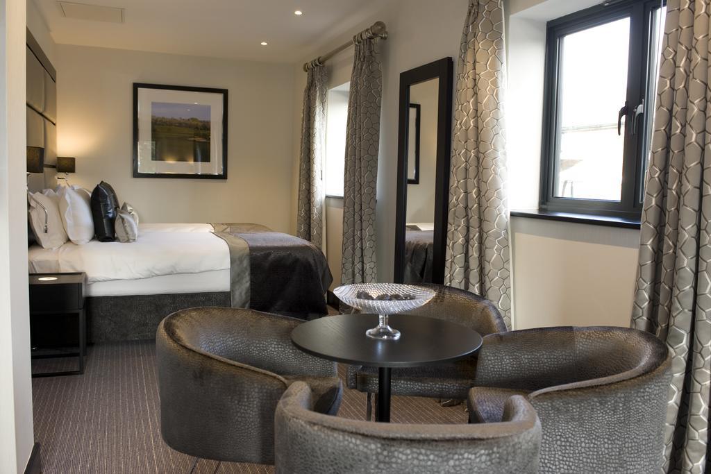 The Lodge At Kingswood Epsom Room photo