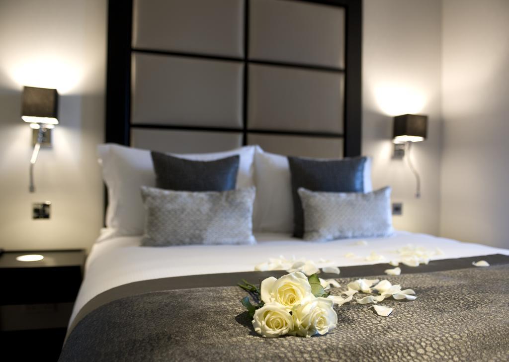 The Lodge At Kingswood Epsom Room photo
