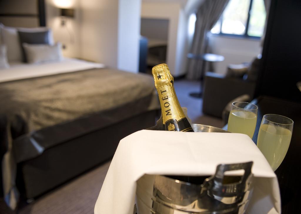 The Lodge At Kingswood Epsom Room photo