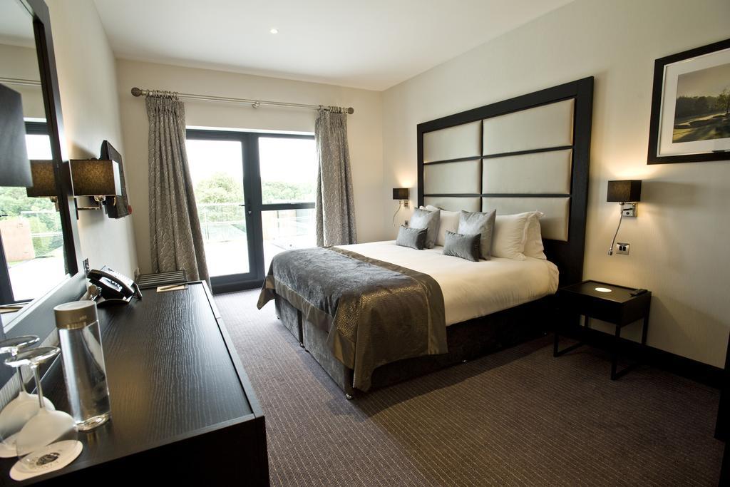 The Lodge At Kingswood Epsom Room photo