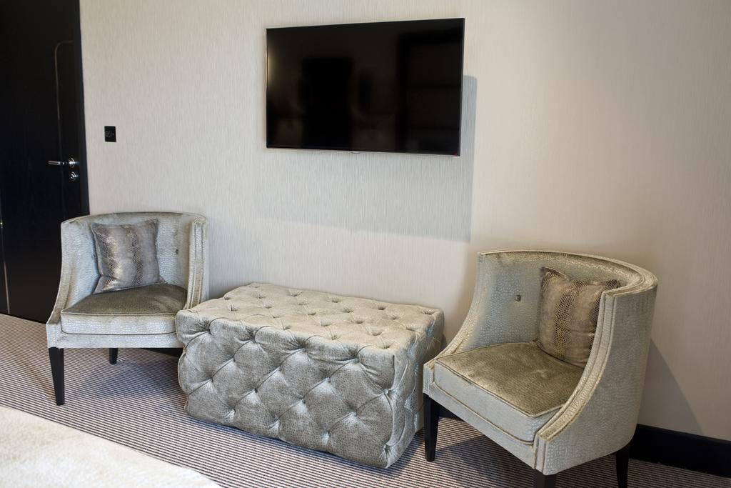 The Lodge At Kingswood Epsom Room photo